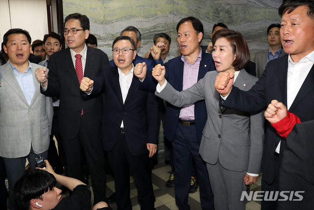 【서울=뉴시스】이종철 기자 = 나경원 원내대표를 비롯한 자유한국당 의원들이 25일 오후 서울 여의도 국회 의안과 앞에서 공수처 법안 제출을 몸으로 저지하며 구호를 외치고 있다. 2019.04.25. jc4321@newsis.com