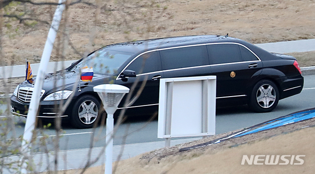 【블라디보스토크(러시아)=뉴시스】이영환 기자 = 김정은 북한 국무위원장이 탑승한 리무진 차량.