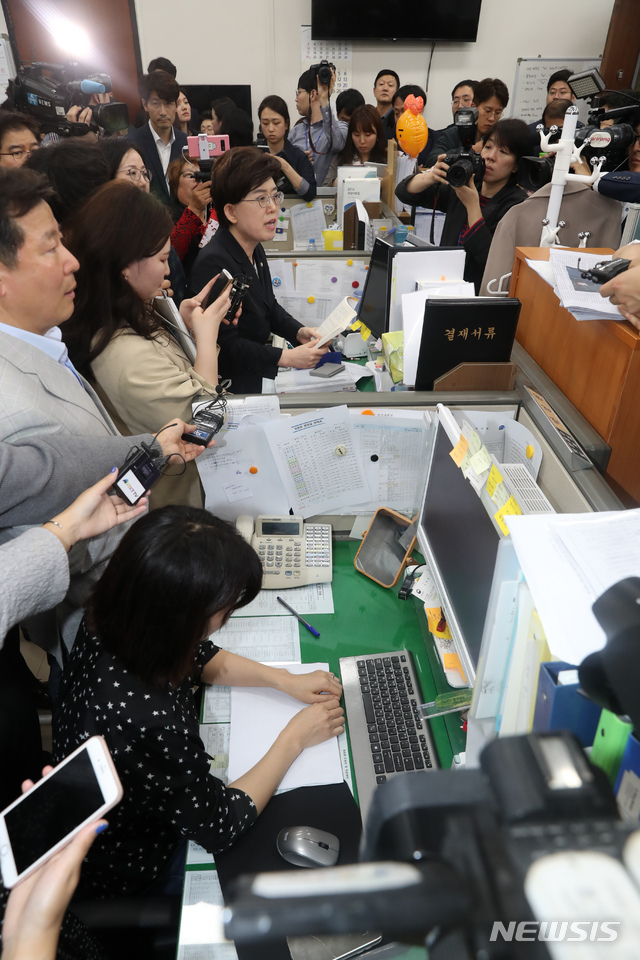 【서울=뉴시스】고승민 기자 = 자유한국당 의원들이 25일 서울 여의도 국회 의안과에 접수된 고위공직자 범죄 수사처 법안 등에 대해 무효를 주장하고 있다. 2019.04.24. kkssmm99@newsis.com