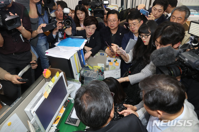 【서울=뉴시스】고승민 기자 = 자유한국당 의원들이 25일 서울 여의도 국회 의안과에 접수된 고위공직자 범죄 수사처 법안 등에 대해 무효를 주장하고 있다. 2019.04.24.kkssmm99@newsis.com