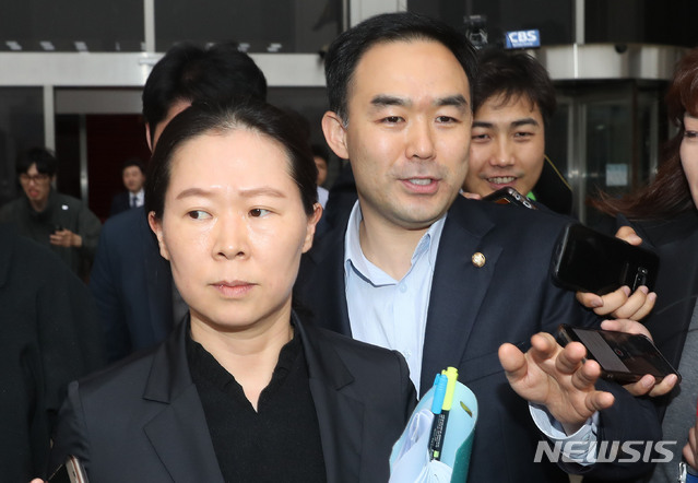 【서울=뉴시스】홍효식 기자 = 국회 사법개혁특별위원으로 보임된 채이배(오른쪽) 의원과 사임된 권은희 의원이 25일 오후 서울 여의도 국회 본청을 나서고 있다. 2019.04.25. yesphoto@newsis.com