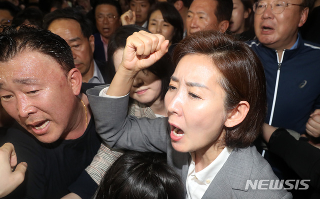 【서울=뉴시스】 박영태 기자 = 패스트트랙 법안을 접수하려는 더불어민주당 의원과 접수를 막으려는 자유한국당 의원, 당직자들이 25일 오후 서울 영등포구 여의도 국회 의안과 앞에서 몸싸움을 하던 중 자유한국당 나경원 원내대표가 구호를 외치고 있다. 2019.04.25.&nbsp; since1999@newsis.com