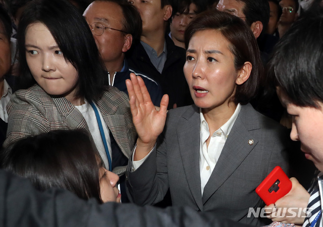 【서울=뉴시스】 박영태 기자 = 패스트트랙 법안을 접수하려는 더불어민주당 의원과 접수를 막으려는 자유한국당 의원, 당직자들이 25일 오후 서울 영등포구 여의도 국회 의안과 앞에서 몸싸움을 하던 중 자유한국당 나경원 원내대표가 발언을 하고 있다. 2019.04.25. since1999@newsis.com