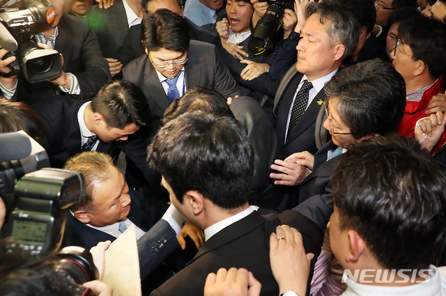 【서울=뉴시스】이종철 기자  = 25일 오후 서울 여의도 국회에서 한국당 의원들과 공수처법안을 반대하는 유승민 의원을 비롯한 바른미래당 의원들이 사개특위를 열려는 이상민 위원장(왼쪽)을 막고 있다. 2019.04.25. jc4321@newsis.com