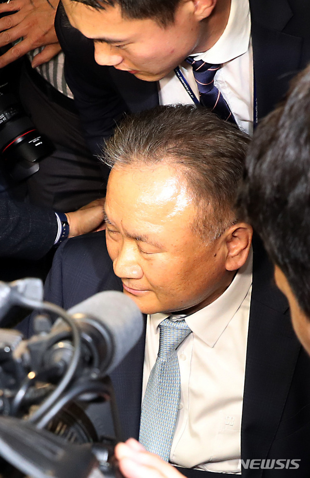 【서울=뉴시스】이종철 기자 = 사개특위를 열려는 이상민 위원장이 25일 오후 서울 여의도 국회에서 한국당 의원들에게 출입을 저지당하자 난감한 표정을 짓고 있다. 2019.04.25. jc4321@newsis.com