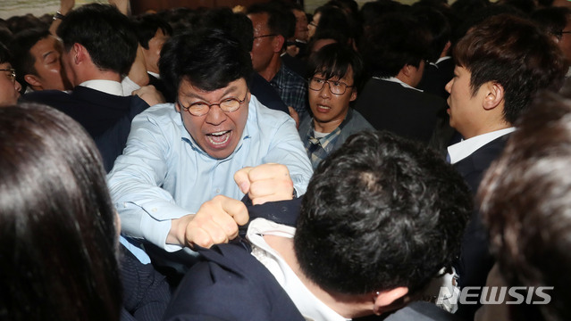 【서울=뉴시스】홍효식 기자 = 문희상 의장이 패스스트랙 법안 접수를 위해 국회 의안과에 경호권을 발동한 가운데 25일 오후 서울 여의도 국회 본청 의안과 앞에서 자유한국당 장제원 의원 등이 국회 직원과 몸싸움을 하고 있다. 2019.04.25. yesphoto@newsis.com