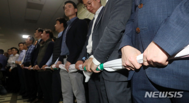 【서울=뉴시스】홍효식 기자 = 문희상 의장이 패스스트랙 법안 접수를 위해 국회 의안과에 경호권을 발동한 가운데 25일 오후 서울 여의도 국회 본청 의안과 앞에서 자유한국당 의원들을 비롯한 당직자들이 점거하고 있다. 2019.04.25. yesphoto@newsis.com