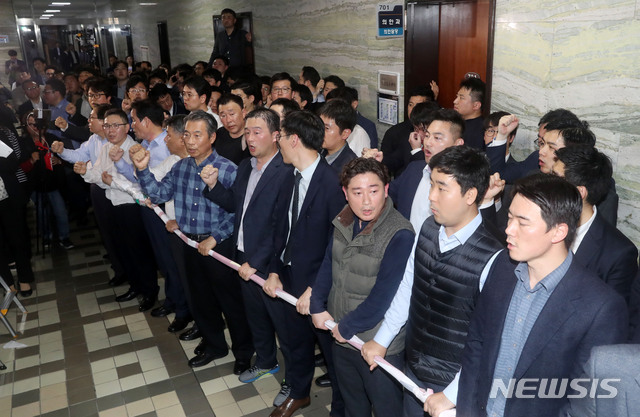 【서울=뉴시스】홍효식 기자 = 문희상 의장이 패스스트랙 법안 접수를 위해 국회 의안과에 경호권을 발동한 가운데 25일 오후 서울 여의도 국회 본청 의안과 앞에서 자유한국당 의원들을 비롯한 당직자들이 구호를 외치며 점거하고 있다. 2019.04.25.&nbsp; yesphoto@newsis.com