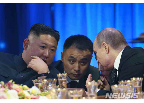 【서울=뉴시스】김정은 북한 국무위원장과 블라디미르 푸틴 러시아 대통령이 26일 정상회담을 마치고 열린 연회에서 심각한 표정으로 대화하고 있다. (출처=노동신문) 2019.04.26.