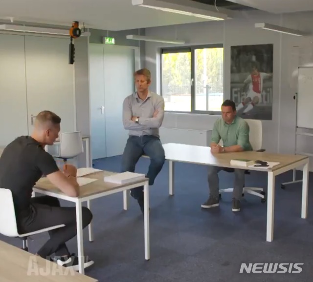 '반성문' 1000번 쓰고 입단, 아약스 비난한 골키퍼