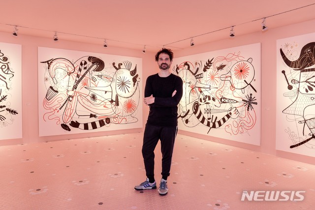 【서울=뉴시스】스페인을 대표하는 스타 디자이너인 동시대 가장 영향력 있다고 평가받는 하이메 아욘이 대림미술간에서 한국 첫 개인전을 연다. '숨겨진 일곱가지 사연'을 타이틀로 디자인 가구 회화 조각 스케치부터 대형 설치작업까지 140여점을 선보인다.