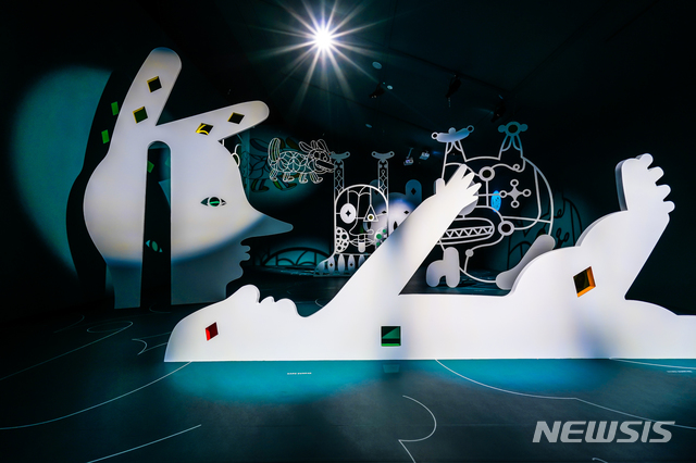 【서울=뉴시스】야욘의 그림자 극장이 대림미술관 4층에 소개됐다. 이번 전시를 위해 최초로 선보이는 초현실적인 그림자 극장이다.