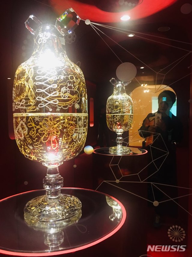 【서울=뉴시스】하이메 야욘의 '숨겨진 일곱가지 사연'전에 선보인 크리스탈 작품.