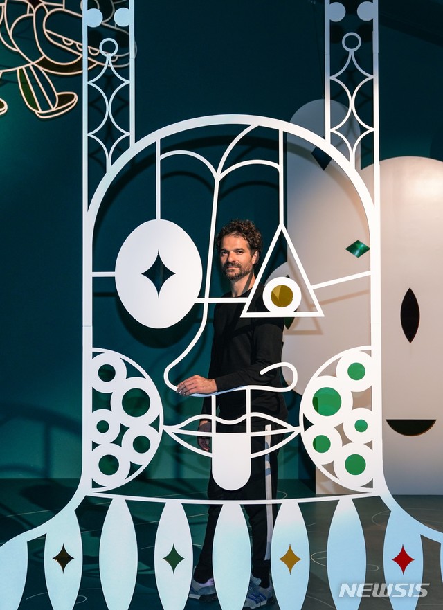 【서울=뉴시스】하이메 아욘(Jaime Hayon)은 밀라노의 디자인 학교(Instituto Europeo di Design)와프랑스 파리의 국립고등장식미술학교(Ecole Nationale Superieure des Arts Decoratifs)에서 산업 디자인을전공했다. 2000년 아욘 스튜디오(Hayon Studio)를 설립하고, 본격적으로 가구, 조명, 생활용품, 장난감, 인테리어,패션 등 디자인 영역에서 전 방위로 활동하며 센세이션을 일으켰다. 현재, BD 바르셀로나 디자인(BD Barcelona Design), 프리츠 한센(Fritz Hansen), 앤트래디션(&Tradition), 마지스(Magis)와 같은 가구 회사뿐 아니라 호텔,레스토랑, 리테일 샵 등 장르에 구애받지 않고 세계 곳곳의 다양한 분야의 브랜드들과 협업하고 있다.