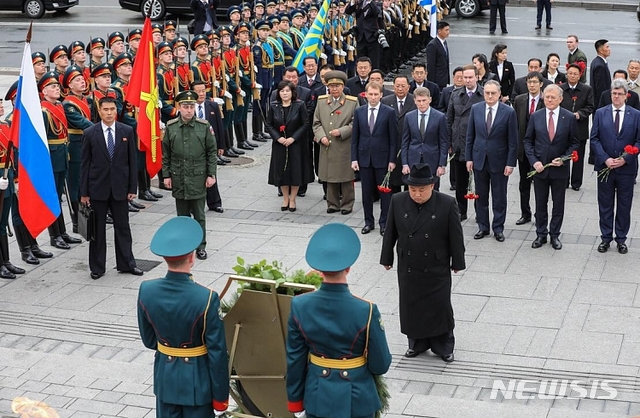 【서울=뉴시스】김정은 북한 국무위원장이 26일 블라디보스토크 시내 2차대전 희생자 추모시설 '영원의불꽃'에 헌화하고 있다. (출처=러시아 연해주주정부 홈페이지) 2019.04.26.