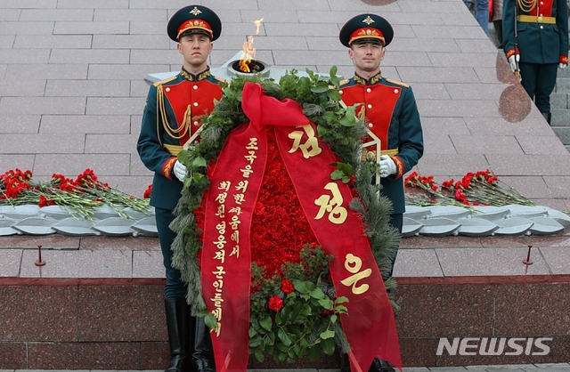 【서울=뉴시스】김정은 북한 국무위원장 명의의 추모화환이 26일 블라디보스토크 시내 2차대전 희생자 추모시설 '영원의불꽃'에 헌화되고 있다. (출처=러시아 연해주주정부 홈페이지) 2019.04.26.