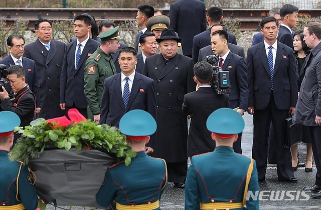 【서울=뉴시스】김정은 북한 국무위원장이 26일 헌화를 위해 블라디보스토크 시내 2차대전 희생자 추모시설 '영원의불꽃' 앞에 도착한 모습. (출처=러시아 연해주주정부 홈페이지) 2019.04.26.