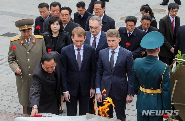 【서울=뉴시스】리용호 북한 외무상(왼쪽 두번째)이 26일 블라디보스토크 시내 2차대전 희생자 추모시설 '영원의 불꽃' 옆에 꽃을 바치고 있다. 리 외무상 주변으로 리영길 총참모장(맨 왼쪽), 최선희 외무성 제1부상(둘째줄 검은옷), 현송월 삼지연관현악단 단장(맨 뒤 검은옷) 등의 모습이 보인다. (사진출처=러시아 연해주주정부 홈페이지) 2019.04.26. 