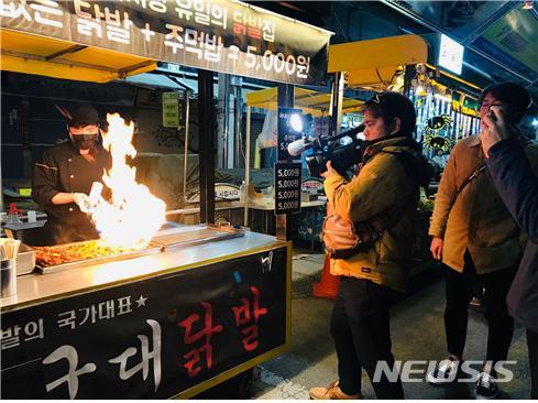 【대구=뉴시스】일본의 한 방송사가 전통시장인 서문시장의 야시장을 취재하는 모습이다. 2019.04.26.(사진=대구시 제공)&nbsp; photo@newsis.com