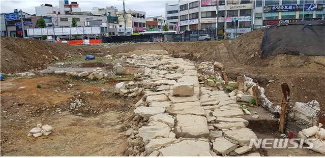 【진주=뉴시스】정경규 기자 = 진주성 남문 추정지 기단석 발굴 모습.