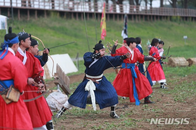 [아산=뉴시스] 이종익 기자 = '제58회 아산 성웅 이순신축제'가 열리고 있는 충남 아산의 곡교천 은행나무길에서 이순신 장군의 일대기를 주제로 무과전시 등 재현행사가 펼쳐지고 있다. 뉴시스DB