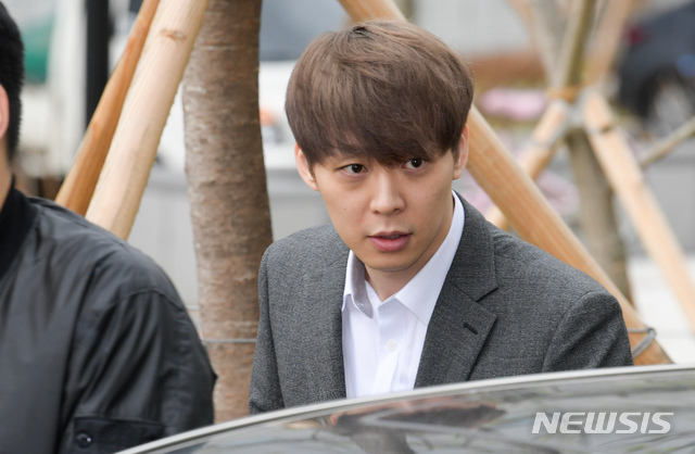 【수원=뉴시스】 배훈식 기자 = 필로폰 투약 혐의를 받고 있는 가수 겸 배우 박유천 씨가 26일 오후 경기 수원시 영통구 수원지방법원에서 영장실질심사를 받기 위해 출석하고 있다. 2019.04.26. photo@newsis.com