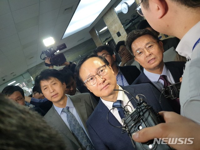 【서울=뉴시스】김지은 기자= 26일 자유한국당 의원들이 막아선 의안과를 방문하러 온 홍영표 더불어민주당 원내대표와 이철희 민주당 의원