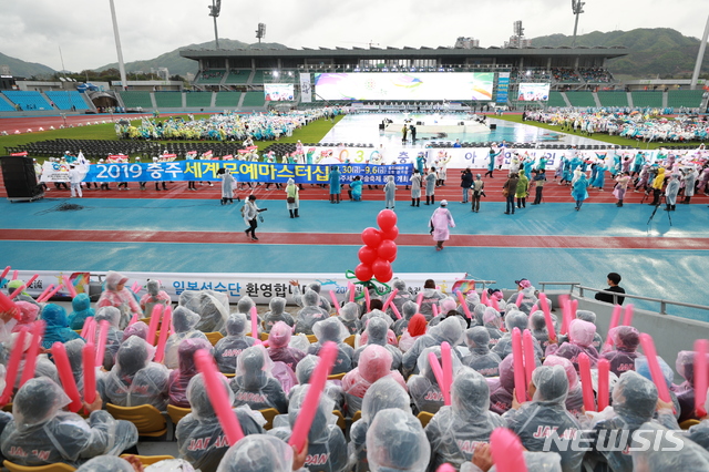 【청주=뉴시스】천영준 기자 = 2019 전국생활체육대축전 개막식이 26일 충북 충주종합운동장에서 이낙연 국무총리와 이시종 충북지사 등이 참석한 가운데 열렸다. 2019.4.26. (사진=충북도 제공) photo@newsis.com