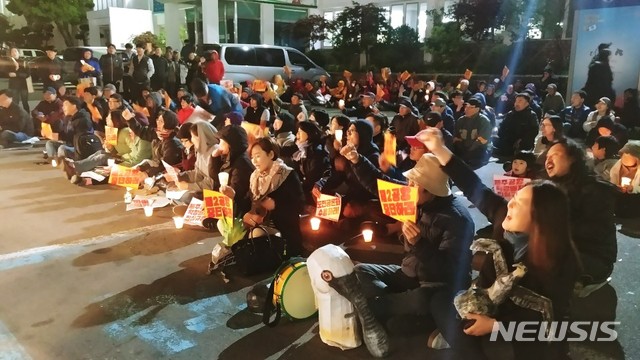 【제주=뉴시스】조수진 기자 = 26일 오후 제주시청 앞에서 제주 제2공항반대범도민행동과 제2공항성산읍반대대책위원회가 ‘혼디 모다드렁(함께 모여) 제2공항 막아내세’ 주제로 촛불집회를 열고 있다. 2019.04.26.  susie@newsis.com