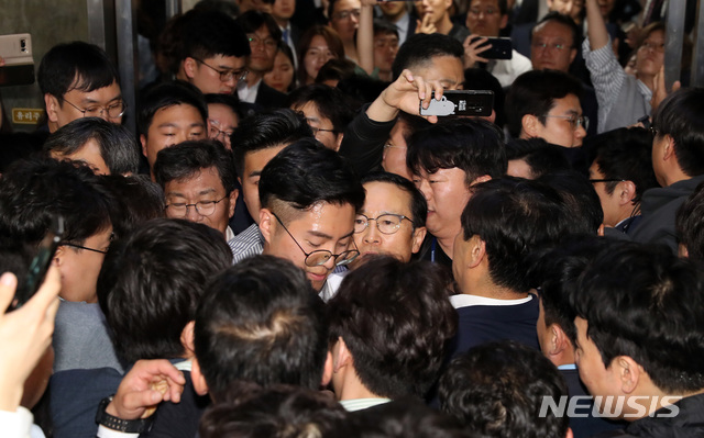 【서울=뉴시스】이종철 기자&nbsp; = 더불어민주당 홍영표 원내대표가 26일 새벽 서울 여의도 국회 사개특위 회의장으로 진입하려다 한국당 의원들과 보좌진에 막혀 꼼짝도 못하고 있다. 2019.04.26. jc4321@newsis.com