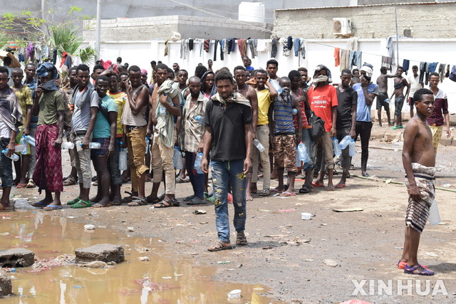 【 아덴( 예멘)= 신화/뉴시스】 올해 4월 25일 예멘의 피난 수도인 아덴 항의 거리에서 급식을 기다리고 있는 아프리카 난민들. 예멘의 내전으로 많은 국민들이 굶주리고 있는 가운데 이 곳에 정착을 원하는 불법 이민들은 오히려 늘어나고 있다.