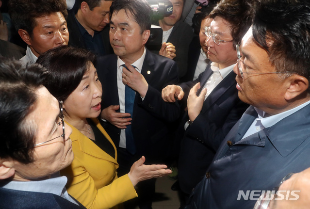 【서울=뉴시스】 박영태 기자 = 선거제 개편안과 사법제도 개혁안의 패스트트랙 지정을 놓고 여야의 극한 대치가 이어지는 가운데 26일 새벽 서울 영등포구 여의도 국회 본청 행정안전위원회 회의실 앞에서 심상정 정개특위 위원장과 위원들이 회의장 진입을 시도하자 한국당 의원들과 당직자들이 막아서고 있다. 2019.04.26. since1999@newsis.com