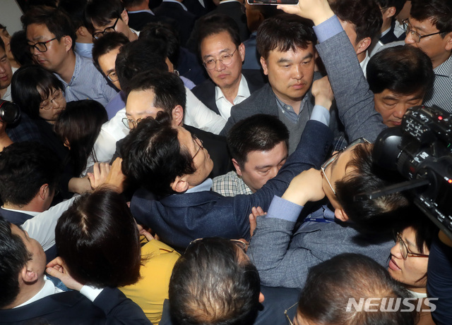 【서울=뉴시스】 박영태 기자 = 선거제 개편안과 사법제도 개혁안의 패스트트랙 지정을 놓고 여야의 극한 대치가 이어진 지난 4월26일 새벽 서울 영등포구 여의도 국회 본청 행정안전위원회 회의실 앞에서 심상정 정개특위 위원장과 위원들이 회의실 진입을 시도하자 한국당 의원들과 당직자들이 막아서고 있다. 2019.04.26. since1999@newsis.com