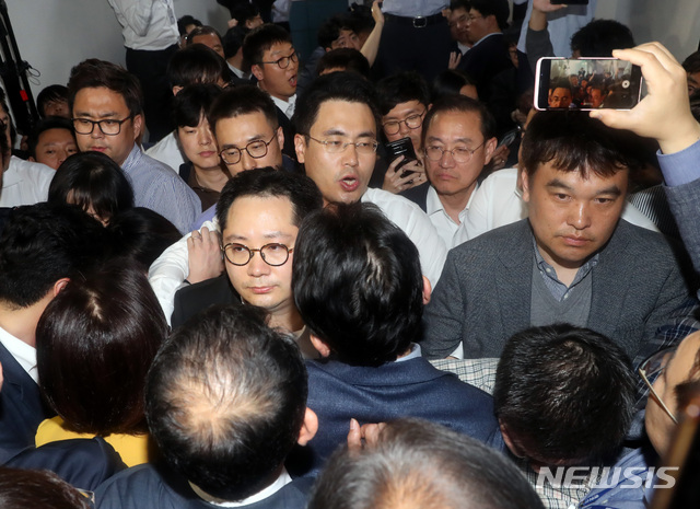 【서울=뉴시스】 박영태 기자 = 선거제 개편안과 사법제도 개혁안의 패스트트랙 지정을 놓고 여야의 극한 대치가 이어지는 가운데 26일 새벽 서울 영등포구 여의도 국회 본청 행정안전위원회 회의실 앞에서 심상정 정개특위 위원장과 위원들이 회의실 진입을 시도하자 한국당 의원들과 당직자들이 막아서고 있다. 2019.04.26.&nbsp; since1999@newsis.com