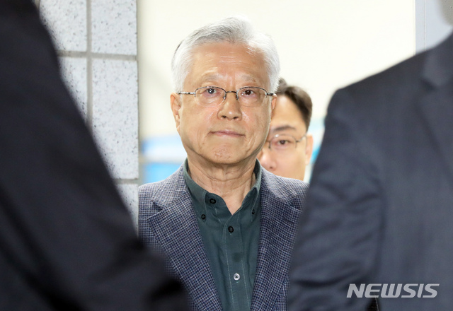 【서울=뉴시스】이윤청 기자 = 김성태 자유한국당 의원의 딸 등에 대한 KT 부정채용 의혹을 받는 이석채 전 KT 회장이 피의자 신분 조사를 마친 후 지난 4월26일 오전 서울 양천구 서울남부지방검찰청을 나서고 있다. 2019.04.26. radiohead@newsis.com