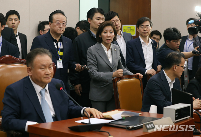 【서울=뉴시스】고승민 기자 = 26일 새벽 서울 여의도 국회 법제사법위원회 전체회의실에서 사법개혁특별위원회가 개회되자, 자유한국당 나경원 원내대표 등 의원들이 난입해 회의 무효를 주장하고 있다. 2019.04.26.kkssmm99@newsis.com