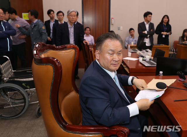 【서울=뉴시스】고승민 기자 = 이상민 사법개혁특별위원회 위원장이 26일 새벽 서울 여의도 국회 법제사법위원회 전체회의실에서 사개특위 정회상태 유지를 선언하고 있다. 2019.04.26. kkssmm99@newsis.com