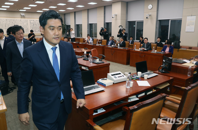 [서울=뉴시스]고승민 기자 = 바른미래당 사법개혁특별위원회 간사에서 사임된 오신환 의원이 지난해 4월26일 새벽 서울 여의도 국회 법제사법위원회 전체회의실에서 열린 사개특위 회의에서 본인의 간사 자격이 정당함을 주장했지만 인정되지 않자 회의장을 나서고 있다. 2019.04.26.kkssmm99@newsis.com