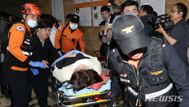 【서울=뉴시스】홍효식 기자 = 선거제 개편안과 사법제도 개혁안의 패스트트랙 지정을 놓고 여야의 극한 대치가 이어지는 가운데 26일 새벽 서울 여의도 국회 본청 의안과 앞에서 몸싸움 도중 쓰러진 자유한국당 김승희 의원이 119대원들에 의해 실려 나가고 있다. 2019.04.26. yesphoto@newsis.com