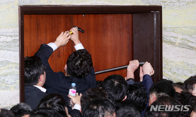 【서울=뉴시스】홍효식 기자 = 선거제 개편안과 사법제도 개혁안의 패스트트랙 지정을 놓고 여야의 극한 대치가 이어지는 가운데 26일 새벽 서울 여의도 국회 본청 의안과 앞에서 국회 관계자들이 패스트트랙 지정안건 법안제출을 위해 진입을 시도하고 있다. 2019.04.26.&nbsp; yesphoto@newsis.com 