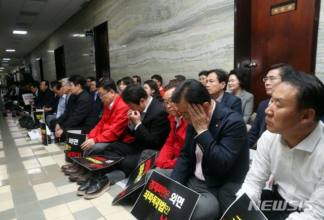 【서울=뉴시스】 박영태 기자 = 26일 오전 서울 영등포구 여의도 국회 의안과 앞에서 열린 자유한국당 의원총회에서 참석 의원들이 피곤한 듯 앉아 있다. 2019.04.26.&nbsp; since1999@newsis.com
