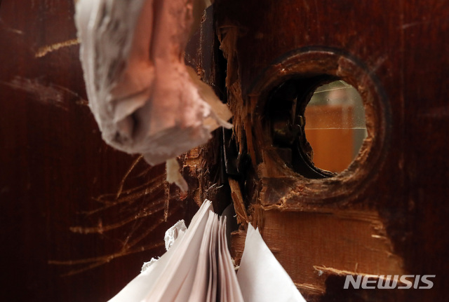 【서울=뉴시스】 박영태 기자 = 선거제 개편안과 사법제도 개혁안의 패스트트랙 지정을 놓고 여야의 극한 대치가 26일 새벽까지 이어진 가운데 국회 의안과 문이 파손되어 있다. 2019.04.26.&nbsp; since1999@newsis.com