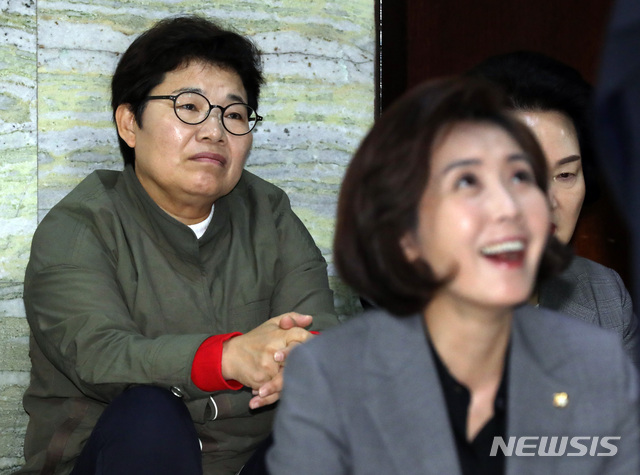 【서울=뉴시스】 박영태 기자 = 선거제 개편안과 사법제도 개혁안의 패스트트랙 지정을 놓고 여야의 극한 대치가 26일 새벽까지 이어진 가운데 자유한국당 임이자 의원이 아침 열린 긴급 의원총회에 참석해 자리에 앉아 있다. 2019.04.26. since1999@newsis.com