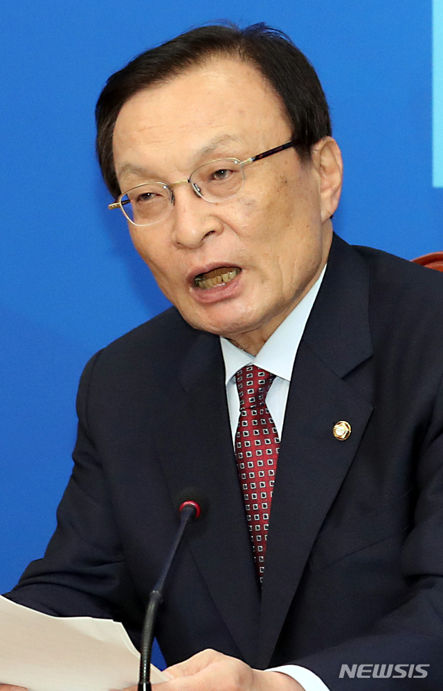 【서울=뉴시스】이종철 기자 = 26일 오전 서울 여의도 국회에서 열린 민주당 최고위원회의에서 이해찬 대표가 선거법과 공수처법 등 개혁 법안의 패스트트랙 추진을 물리적으로 막은 한국당을 규탄하는 모두발언을 하고 있다. 2019.04.26.&nbsp; jc4321@newsis.com