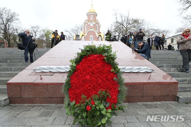 【블라디보스토크(러시아)=뉴시스】이영환 기자 = 오전(현지시각) 러시아 블라디보스토크 태평양 함대 사령부 인근 꺼지지 않는 불에 꽃이 놓여 있다.러시아 블라디보스토크를 방문 중인 김정은 북한 국무위원장은 이날 오전 이곳에서 헌화 및 함정에 승선 할 것으로 알려졌으니 일정이 돌연 취소된 것으로 보인다. 2019.04.26. 20hwan@newsis.com