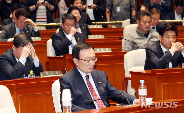 【서울=뉴시스】이종철 기자 = 26일 서울 여의도 국회에서 열린 민주당 의원총회에서 이해찬 대표와 참석의원들이 피곤한 모습을 보이고 있다. 2019.04.26.&nbsp; jc4321@newsis.com 