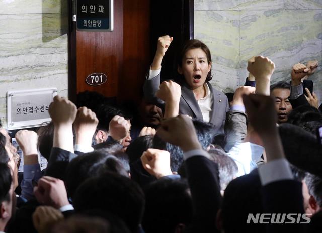 [서울=뉴시스]홍효식 기자 = 문희상 의장이 패스스트랙 법안 접수를 위해 국회 의안과에 경호권을 발동한 지난해 4월25일 오후 서울 여의도 국회 본청 의안과 앞에서 당시 자유한국당 나경원 원내대표를 비롯한 당직자들이 헌법수호를 외치고 있다. 2019.04.27. yesphoto@newsis.com