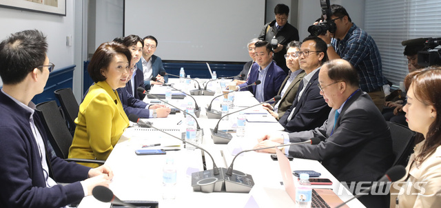 【서울=뉴시스】 전진환 기자 = 중소벤처기업부 박영선(왼쪽 두번째) 장관이 26일 오전 서울 강서구에 위치한 L&P코스메틱에서 권오섭 대표 등 유니콘기업 대표들과 현장 간담회를 하고 있다. 2019.04.26. amin2@newsis.com(뉴시스 DB)