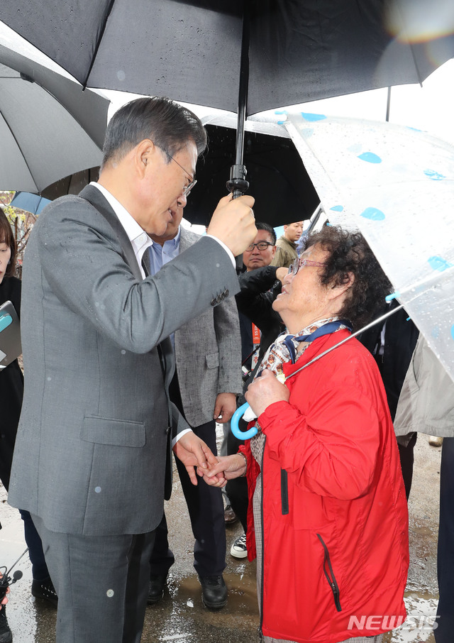 【고성(강원)=뉴시스】박진희 기자 = 문재인 대통령이 26일 강원도 고성군 토성면 성천리 마을 산불피해 복구현장을 방문해 이재민을 위로하고 있다. 2019.04.26.&nbsp; pak7130@newsis.com 