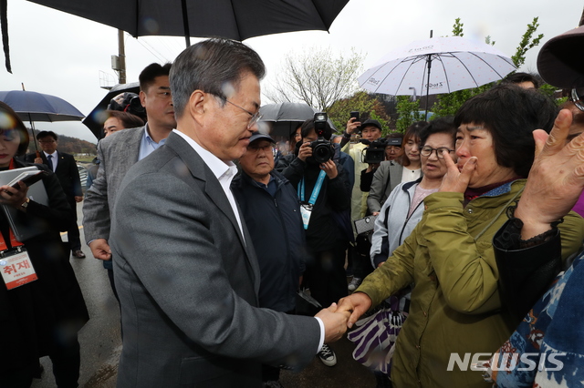 【고성(강원)=뉴시스】박진희 기자 = 문재인 대통령이 26일 강원도 고성군 토성면 성천리 마을 산불피해 복구현장을 방문해 피해자들을 위로하고 있다. 2019.04.26.&nbsp; pak7130@newsis.com 